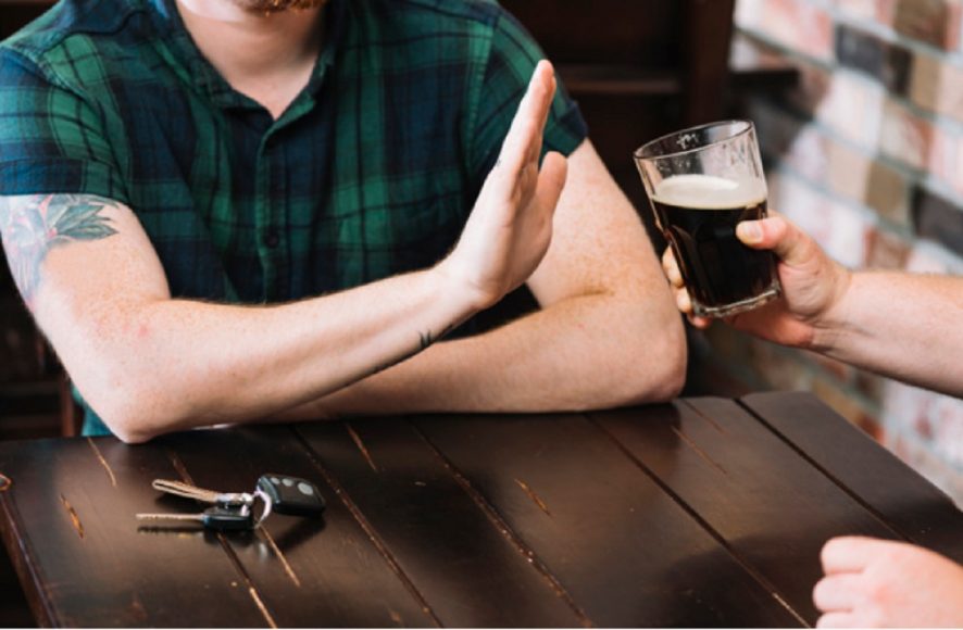 photo d'homme tenant une bière avec le texte 'arrêtez de boire de l'alcool'